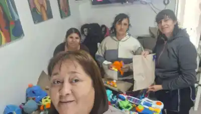 La verdulera de Roca que no para: ya tiene 300 juguetes y sueña con 500 para el Día del Niño en Alta Barda