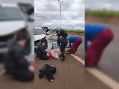 Embistió a un hombre que cargaba combustible en la banquina y lo dejó con graves quemaduras