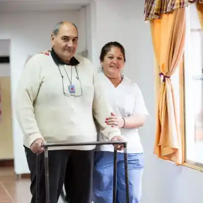 Curso gratuito en Roca: una oportunidad única para trabajar cuidando adultos mayores