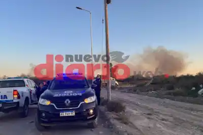 Fuego en pastizales cerca del barrio Autonomía: los bomberos ya están en el lugar