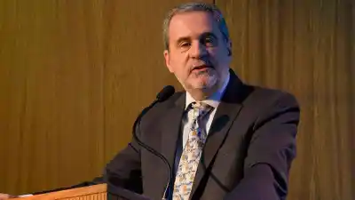 Consultor político revela por qué el Gobierno navega con “viento a favor” y la amenaza que acecha