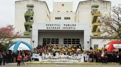 El abrazo que conmovió a Salta: más de 1200 personas rodearon el Materno Infantil