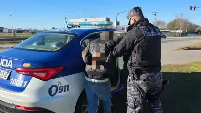 Un joven fue detenido por limpiar vidrios en un semáforo de Córdoba y el caso generó polémica
