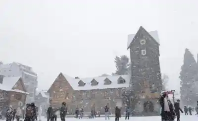 El ritual de los turistas en Bariloche: fotos, nieve y chocolates en una tarde que no se detiene