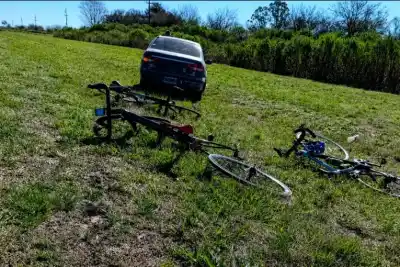 La maniobra que terminó en tragedia: un auto embistió a tres ciclistas en la banquina de la Ruta 12