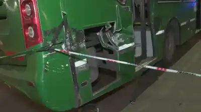 Un tren de carga embistió a un colectivo lleno de pasajeros en La Boca y dejó siete heridos