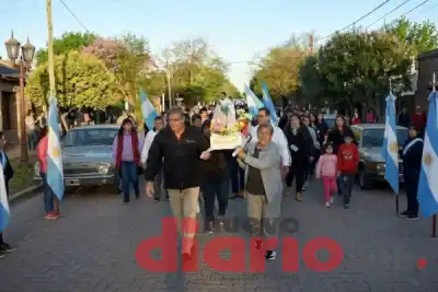 La procesión que paralizó Tintina: fe, tradición y un pedido que une a todo el barrio