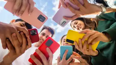 El dato que preocupa a los padres: las redes sociales antes de los 14 podrían costar medio año de escuela
