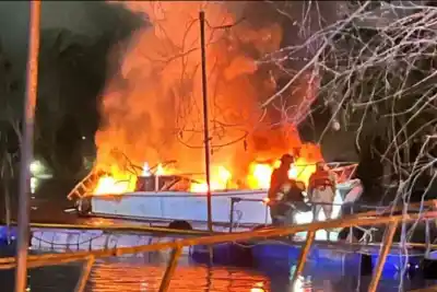 Levantó la lona de su embarcación y una llamarada lo envolvió: el fuego la destruyó por completo