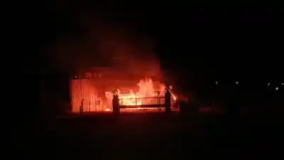 El fuego no da tregua en General Pico: las llamas devoran las oficinas de Lartirigoyen y amenazan con extenderse