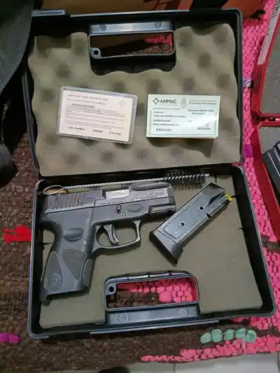 Allanaron su casa en Rawson y encontraron un arsenal: dos pistolas y más de cien balas