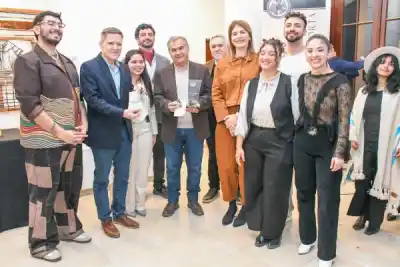 Casi 40 artistas santiagueños transformaron ponchos en obras de arte: la muestra que no podés perderte