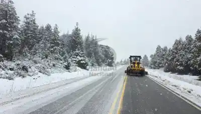 Cierran la Ruta 40 entre Villa La Angostura y la 237: la nieve no da tregua en Neuquén