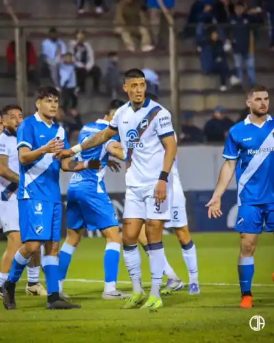 La noche negra del Santo: derrota 2-0 y expulsión del DT que encendió las alarmas