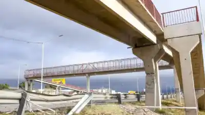 Vuelve a la vida: arranca la reparación de la pasarela del Acceso Este que una camioneta destrozó