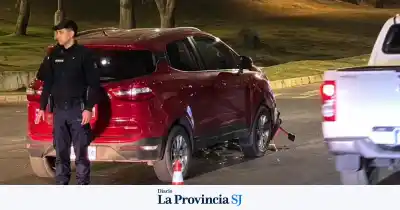 Impactante choque en Capital: una moto de delivery quedó incrustada bajo una SUV