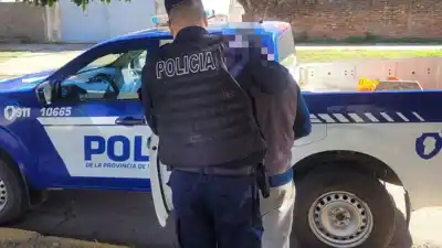 Amenazaron de muerte a sus parejas y la Policía los atrapó en plena madrugada