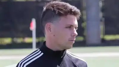 Detuvieron a un futbolista argentino en Miami antes de embarcar: el comunicado del club y el reclamo de su familia