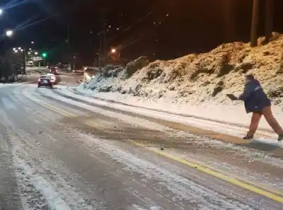 El hielo no da tregua en Bariloche: el operativo municipal que busca evitar accidentes