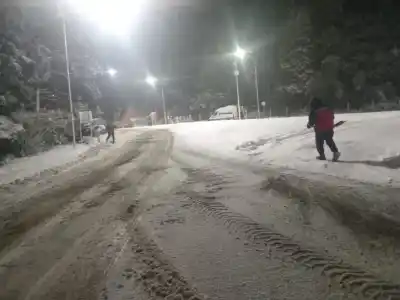 Bariloche en alerta: las cuadrillas municipales salieron de madrugada a combatir el hielo