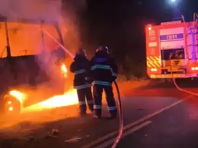 El momento en que un colectivo se convirtió en una bola de fuego en la Ruta 81