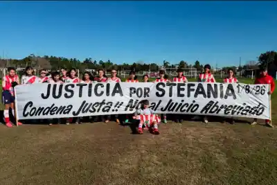 Justicia por Stefanía: la emotiva bandera que apareció en la previa de un partido y conmovió a todos