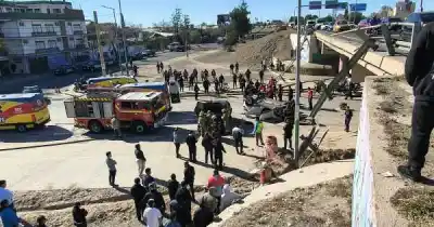 Tragedia en el Acceso Este: dos vehículos cayeron del puente y un conductor perdió la vida