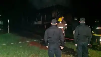 Dejó una salamandra encendida y las llamas consumieron por completo su vivienda