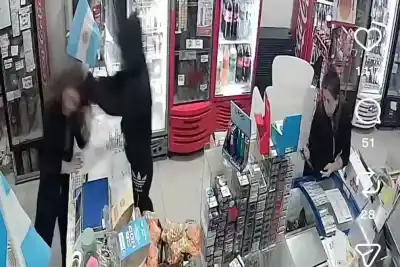 Agredió a una empleada y rompió un vidrio de una patada: la internaron en Roca