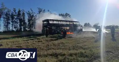 Un colectivo de larga distancia se quemó por completo en Arroyito: ¿cómo escaparon los 22 pasajeros?