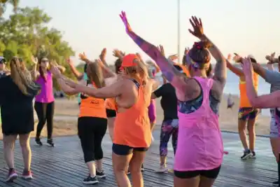 Fin de semana a pura actividad: zumba en la playa, talentos en la plaza y un recorrido histórico gratis en Corrientes