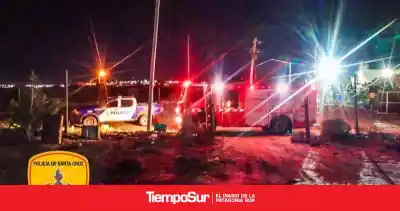 Caleta Olivia: el fuego comenzó detrás de un calefactor y casi destruye una vivienda