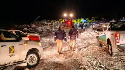 Incendio en plena nevada: tres heridos y un rescate que demandó maquinaria pesada