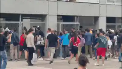 Vecinos de Parque Patricios irrumpen en el edificio tras el derrumbe: “Es desesperante”
