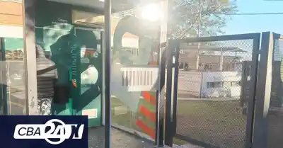 Un hombre entró a un cajero y dejó la puerta de vidrio hecha añicos: qué se sabe