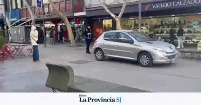 Un auto cruzó la peatonal de San Juan y la policía lo dejó pasar: ¿qué pasó?