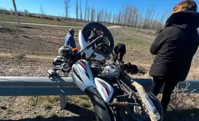 El insólito accidente en 25 de Mayo: el viento lo arrojó contra el guardarraíl y quedó colgando
