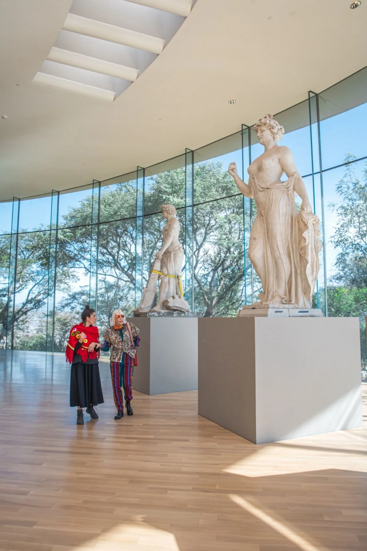 Marta Minujín visitó el Centro Cultural Lola Mora próximo a su inauguración