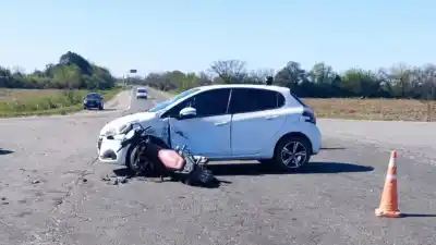 Tragedia en Leales: una mujer perdió la vida tras chocar en moto contra un auto