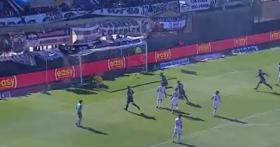 Polémica y VAR: el penal que abrió el marcador en Riestra vs Estudiantes