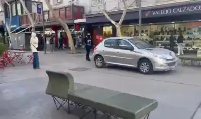 Un Peugeot 207 sorprendió a todos al circular por la peatonal sanjuanina