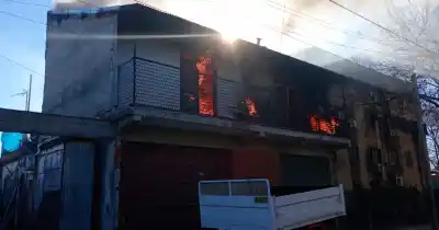 Las llamas arrasaron un almacén en Fisherton y dejaron pérdidas millonarias