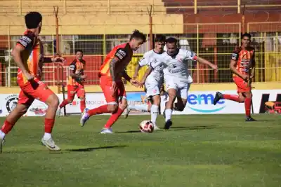 El árbitro fue el protagonista: Boca Unidos empató con polémica y un gol agónico