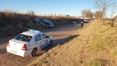 Perdió el control en un camino rural y volcó: el vehículo quedó destrozado
