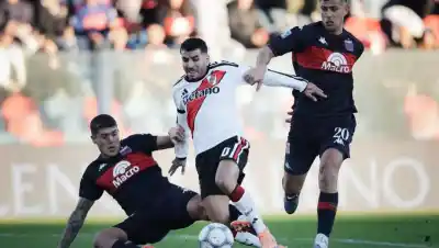 Explotó Otamendi con el árbitro: el penal que River reclamó y el VAR no vio