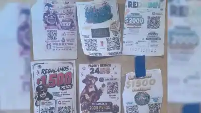 Colocaban afiches de casinos virtuales ilegales y la Policía los atrapó en plena acción