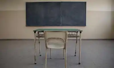 Escándalo en una escuela de Santa Rosa: una mujer ingresó al baño y agredió a un nene de 7 años