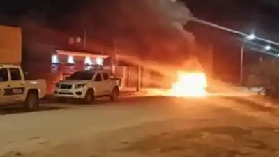Atentado en plena madrugada: queman un auto a una cuadra de la comisaría