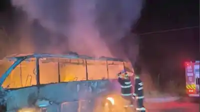 El insólito desperfecto que convirtió un micro en una bola de fuego en la ruta