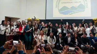 Emotiva colación en Vaqueros: 40 jóvenes recibieron sus títulos en el Instituto Superior 6040